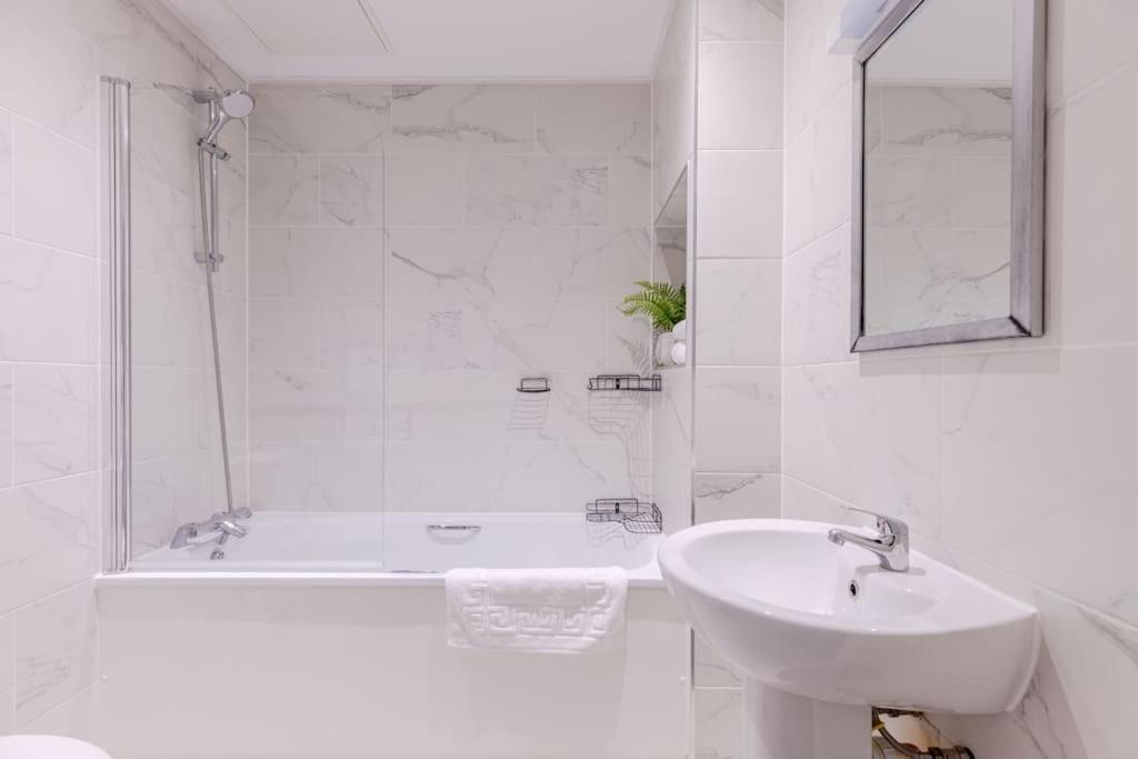 Vertigo Boutique Sleeps 4 London Кингстън на Темза Екстериор снимка