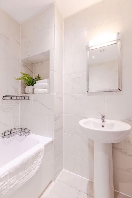 Vertigo Boutique Sleeps 4 London Кингстън на Темза Екстериор снимка